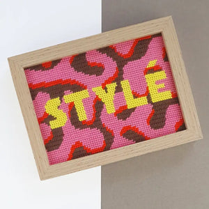 Kit canevas moderne avec motif organique coloré, toile, fils coton et aiguille pour débutants.