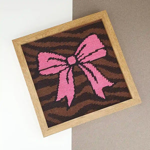 canevas moderne au noeud rose sur fond motif zébré-facile débutant