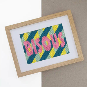 Kit canevas moderne “Bisous” avec motif géométrique coloré, toile, fils coton et aiguille pour débutants. canevas encadré
