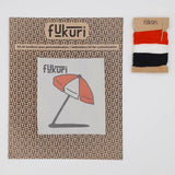Kit broderie très facile pour apprendre à broder sur ses fringues. Le motif de parasol donne des envies d'évasion.