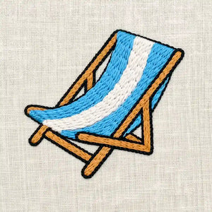 Kit DIY de broderie pour broder un motif de chaise longue sur ses vêtements. Brode toi même sur ton tee shirt, c'est accessible à partir de 12 ans et débutants.
