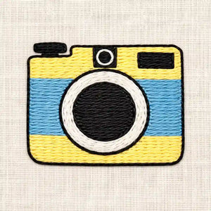 Kit broderie fukuri au motif appareil photo vintage. Ce kit broderie accessible aux débutants permet de broder un tee-shirt, un sweat, un jean.
