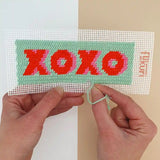 Kit canevas moderne à broder au motif bisous xoxo