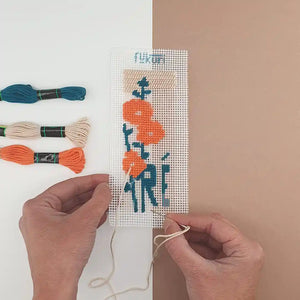 Kit de canevas Fukuri moderne au motif de fleurs de l'Ile de Ré. Il est complet et contient tout le nécessaire pour le broder et l'utiliser comme marque-page. Il est accessible aux débutants et enfants à partir de 10 ans.
