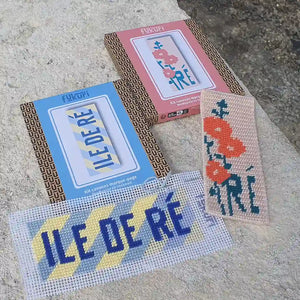 Kit de canevas Fukuri moderne au motif de fleurs de l'Ile de Ré. Il est complet et contient tout le nécessaire pour le broder et l'utiliser comme marque-page. Il est accessible aux débutants et enfants à partir de 10 ans.