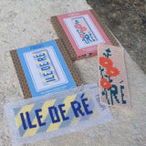 Kit de canevas Fukuri moderne au motif de fleurs de l'Ile de Ré. Il est complet et contient tout le nécessaire pour le broder et l'utiliser comme marque-page. Il est accessible aux débutants et enfants à partir de 10 ans.
