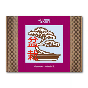 Trop cool ce projet DIY. Il s'agit d'un kit de canevas Fukuri très tendance avec son joli motif de Bonsaï inspiré de la culture japonaise. Ce kit complet accessible aux débutant contient tout le nécessaire pour réaliser son ouvrage. Sa jolie boite Fukuri permet de ranger son canevas entre les sessions de broderie.