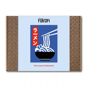 Packaging du kit canevas complet Fukuri au motif très moderne de bol de Ramen japonais. Le kit complet contient tout le nécessaire pour réaliser ton canevas que tu peux ensuite encadrer ou coudre sur un vêtement. Le kit est accessible aux débutants et aux enfants à partir de 10 ans.