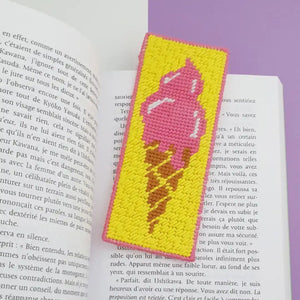 Le kit marque-page glace vous permet d'apprendre à broder avec un motif simple et super moderne. Le kit complet permet de réaliser un marque-page.