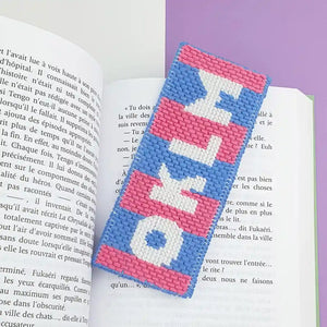 Kit DIY pour réaliser un canevas qui servira ensuite de marque-page. Idéal pour un cadeau original et fait main. Le kit est abordable pour les débutants.