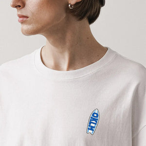 Kit de broderie pour apprendre à broder OKLM une belle planche de surf. C'est accessible même si tu es débutant pour une première§re broderie, le motif est imprimé sur un hydrosoluble, Facile !