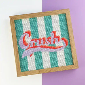 Kit canevas Crush encadré, le fond est rayé et le canevas est réalisé avec des points fantaisie