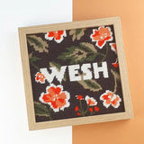 Kit canevas Wesh de Fukuri encadré. Son motif de fond est un joli floral