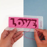 kit de canevas DIY marque page motif LOVE en cours de réalisation