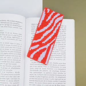 Kit canevas moderne marque-page Zebre réalisé au demi-point de canevas et présenté dans un livre