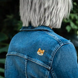 Simulation de réalisation du kit de broderie Shiba Inu sur une veste denim