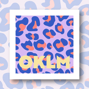 Illustration du kit canevas Fukuri OKLM et son fond au motif léopard