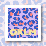 Illustration du kit canevas Fukuri OKLM et son fond au motif léopard