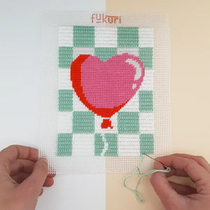 Réalisation du kit canevas ballon coeur avec des points de canevas fantaisie