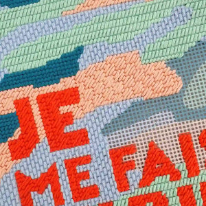 Zoom sur le kit canevas Je me fais du bien réalisé avec différents points de canevas fantaisie