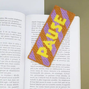 Kit marque-page Pause rayé réalisé avec un point de fantaisie canevas