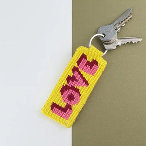 Kit canevas porte-clés Fukuri au motif Love You réalisé et utilisé en porte-clés