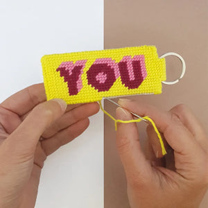 Réalisation du kit canevas porte-clés Love You avec une face Love et une face You.
