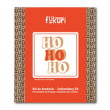 Packaging du kit broderie complet Fukuri sur le thème noël et slogan Ho Ho Ho du père noël.