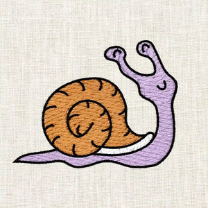 Le kit de broderie Fukuri permet à partir d'une feuille hydrosoluble d'apprendre à broder sur ses vêtements. C'est très facile et tu peux ainsi broder un escargot très mignon.