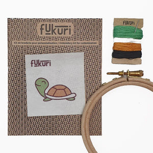 Contenu du kit broderie moderne motif tortue kawaii avec fils, aiguille, cercle et motif hydrosoluble