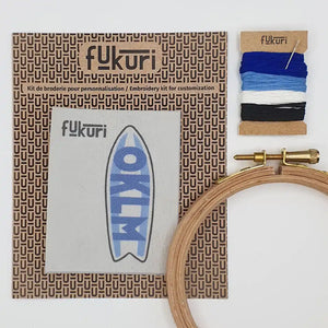 Kit broderie au motif de planche de surf estival, motif très moderne avec un slogan OKLM. Le kit peut être réalisé pour des adolescents à partir de 12 ans.