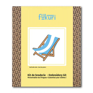 Kit complet broderie Fukuri au motif estival de chaise longue. Accessible aux débutants et ados à partir de 12 ans.