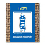 Packaging du kit de broderie Fukuri pour apprendre à broder une planche de surf. Un motif estival à broder même si tu es débutant.