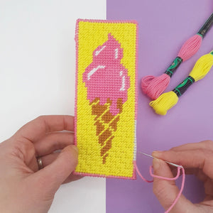 Kit canevas marque-page au motif de glace. Vous pouvez utiliser différents poins de canevas comme sur la photo