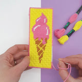 Kit canevas marque-page au motif de glace. Vous pouvez utiliser différents poins de canevas comme sur la photo