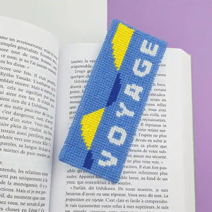 Marque page à broder soi-même. C'est un canevas très accessible aux débutants et enfants à partir de 10 ans.