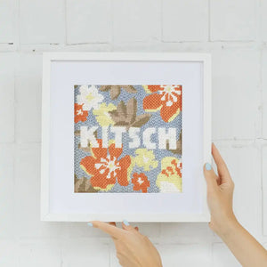 Kits canevas kitsch moderne présenté encadré avec différents points fantaisie