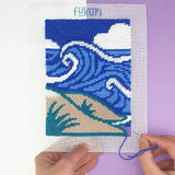 Kit canevas vague Fukuri très moderne et sur le thème bord de mer stylé. Il est accessible aux débutants et enfants à partir de 10 ans.