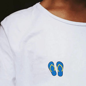 Ce kit complet de broderie moderne permet d'apprendre à broder une paire de tongs sur ses vêtements et ainsi les personnaliser ou les upcyler. Très facile il est accessible aux grands débutants et aux ados à partir de 12 ans