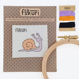 Matériel broderie escargot kawaii, simple pour personnaliser vêtements et accessoires. Fukuri