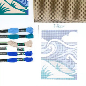 Matériel disponible dans le kit complet Canevas Fukuri au motif de vagues. Il contient des fils coton retors mat, une aiguille, une toile coton imprimée et une notice.