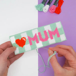 Kit canevas marque-page pour la fête des mères ou pour dire je t'aime. Ce cadeau DIY permet de broder un marque-page super moderne.