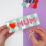 Kit canevas marque-page pour la fête des mères ou pour dire je t'aime. Ce cadeau DIY permet de broder un marque-page super moderne.