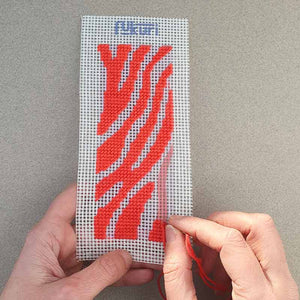 Canevas motif zèbre en cours de réalisation, facile dès 10 ans avec fils coton et tutoriels vidéo inclus