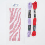 contenu du kit canevas motif zèbre : toile imprimée, fils coton colorés, aiguille et tuto vidéo inclus