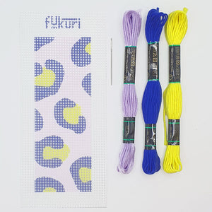 Unboxing du kit canevas Léopard : toile imprimée, fils coton DMC, aiguille bout rond et tuto vidéo inclus