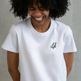 Simulation de réalisation du kit broderie Chaise longue sur tee-shirt blanc.