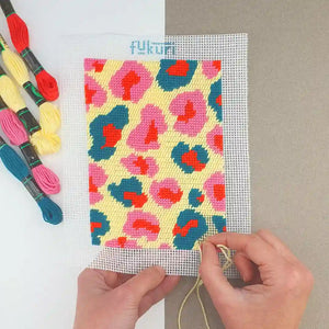 réalisation du kit canevas léopard multicolore réalisé au demi-point et avec un point fantaisie de canevas
