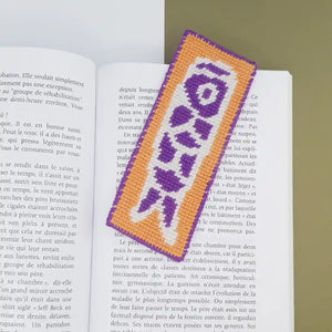 Kit canevas marque-page Carpe Koï réalisé et présenté sur un livre