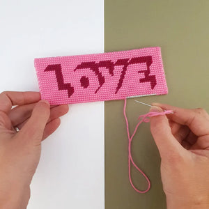 Finalisation du kit canevas marque-page moderne LOVE réalisé au demi-point de canevas